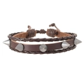 Detail eines dunkelbraunen Lederarmbands mit silbernen Metallstacheln und geflochtener Schnur - Braun