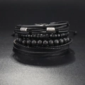 Detailaufnahme des mehrlagigen Punk-Armband-Sets mit Lederbändern und Metallakzenten - Schwarzer Silberner Retro-Rohr-Stil (7--)