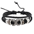 Dettaglio ravvicinato del bracciale multistrato in pelle con charm X e nodo di chiusura regolabile - Nero