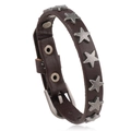 Dettaglio del bracciale in pelle punk con borchie a stella d'argento e fibbia in metallo - Marrone