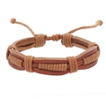 Detail van de meerlaagse handgevlochten leren armband met een verstelbare koordsluiting - Tan