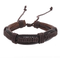 Detail van donkerbruine meerlaagse gevlochten lederen armband met verstelbaar koord - Donkerbruin