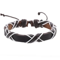 Detalle de la pulsera de cuero marrón trenzado a mano con cierre de cordón ajustable - Estilo Marrón con Cordón Blanco (D款)