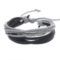 Dettaglio del bracciale multistrato in pelle intrecciata e corda di canapa con nodo regolabile - Grigio
