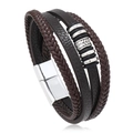 Detail eines mehrlagigen Lederarmbands mit geflochtenen Schnüren und Magnetschließe - Braun