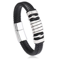 Bracciale da uomo in pelle nera intrecciata con anelli d'argento e chiusura magnetica su bianco - Nero