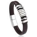 Dettaglio del bracciale in pelle intrecciata marrone con anelli metallici e chiusura sicura - Marrone