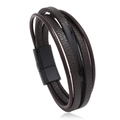 Nahaufnahme eines geflochtenen dunkelbraunen Lederarmbands mit schwarzem Magnetverschluss - Braunes Leder Schwarzer Verschluss
