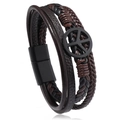Dettaglio del bracciale multistrato in pelle intrecciata con segno di pace e chiusura magnetica - Marrone