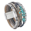 Dettagli di un bracciale boho multistrato con ciondolo piuma, turchese e chiusura magnetica - Argento + Turchese