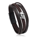 Dettaglio del bracciale multistrato in pelle da uomo con teschio d'argento e chiusura magnetica - Pelle Marrone Chiusura Nera