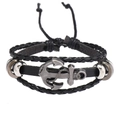 Détail d'un bracelet multicouche pour homme en cuir avec un pendentif ancre argenté - Style Ancre / Noir