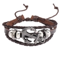 Détail d'un bracelet multicouche en cuir avec breloque ancre et texture tressée - Style Ancre / Marron