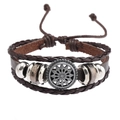 Détail du bracelet multicouche en cuir tressé avec pendentif soleil et perles en métal - Petite Fleur / Marron