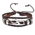 Détail d'un bracelet multicouche en cuir tressé avec un symbole infini argenté - Style Infini / Marron