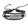 Détail d'un bracelet multicouche en cuir avec pendentif plume argenté et perles en métal - Style Plume / Noir