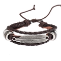 Vue détaillée d'un bracelet en cuir multicouche avec un pendentif en plume métallique - Style Plume / Marron