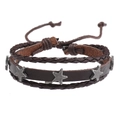 Détail d'un bracelet en cuir marron multicouche avec rivets étoiles et cordons tressés - Style Petite Étoile / Marron