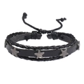 Détail d'un bracelet multicouche en cuir noir avec étoiles argentées et cordon réglable - Style Petite Étoile / Noir