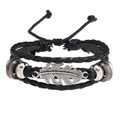 Détail d'un bracelet multicouche en cuir noir avec pendentif plume en métal argenté - Style Feuille d'Érable / Noir