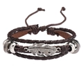 Détail d'un bracelet en cuir multicouche marron foncé avec un pendentif plume en argent - Style Plume / Marron