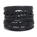Dettaglio di bracciali multistrato in pelle intrecciata nera con nota musicale e perline - Nero