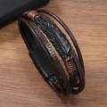 Bracciale multistrato in pelle da uomo con piuma in lega di zinco nera e chiusura magnetica - Marrone