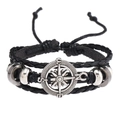 Détail du bracelet multicouche en cuir avec breloque boussole rétro et cordon ajustable - Style Boussole / Noir