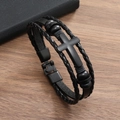 Dettaglio del bracciale punk multistrato in pelle nera con croce opaca e chiusura in metallo - Pelle Nera Croce