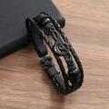 Dettaglio del bracciale multistrato in pelle nera da uomo con ciondolo chiave di violino - Pelle Nera Nota Musicale