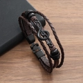 Dettaglio del bracciale in pelle multistrato con nota musicale nera e fibbia a scatto - Pelle Marrone Nota Musicale