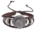 Détail du bracelet en cuir pour homme avec charme de quinte flush de pique en argent - Style Carte de Poker / Marron