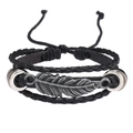 Détail d'un bracelet multicouche en cuir avec pendentif plume argentée et cordons tressés - Style Plume Vieillie / Noir