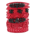 Dettaglio di bracciali multistrato in pelle rossa intrecciata con teschi neri - Rosso