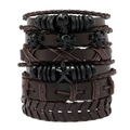 Dettaglio di un set di 6 bracciali in pelle da uomo con teschi e ciondoli a stella - Marrone