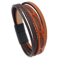 Dettaglio di un bracciale in pelle multistrato con motivo a piuma e chiusura magnetica - Arancione