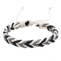 Dettaglio del braccialetto intrecciato nero bianco e grigio con nodo a coulisse regolabile - Stile Nero Bianco Grigio (02)