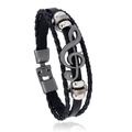 Detailopname van een meerlaagse leren armband met een zilveren muzieksleutel hanger - Zwart