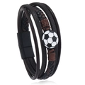 Detail des Fußball-Anhängers am mehrlagigen Lederarmband mit Magnetverschluss - Braun