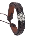 Pulsera de fútbol vintage de cuero para hombres con cordones trenzados y dije de fútbol - Marrón