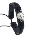 Detalle de pulsera ajustable de cuero negro con un dije de fútbol de metal plateado - Negro