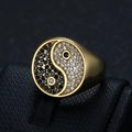 Vergulde roestvrijstalen ring met yin yang symbool bezet met zwarte en witte diamanten - US7 / Goud