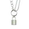 Détail du pendentif cadenas argenté avec collier combinant chaîne à maillons et perles - Argenté