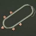 Collana a catena cubana con cinque ciondoli a farfalla rosa da donna su sfondo grigio scuro - Argento (Farfalla Pesca)