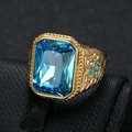 Anello hip hop in titanio placcato oro con una grande pietra preziosa rettangolare blu ghiaccio - US 7 / Oro