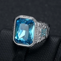 Anello hip hop da uomo con gemma blu rettangolare e dettagliate incisioni laterali - US 7 / Argento