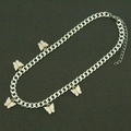 Collana a catena cubana d'argento con cinque ciondoli a farfalla bianchi e dettagli oro - Argento (Farfalla Rosa Chiaro)