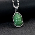 Vue détaillée d'un pendentif bouddha en calcédoine verte serti de zircons sur chaîne argentée - Tête de Bouddha Argentée Pierre Verte (DZ1036)