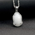 Macro d'un pendentif tête de Bouddha en argent avec calcédoine blanche et diamants - Tête de Bouddha Argentée Pierre Blanche (DZ1036)