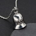 Collana campanellino biker in argento lucido con rilievo aquila e catena a torciglione - Campanella Color Acciaio retrò